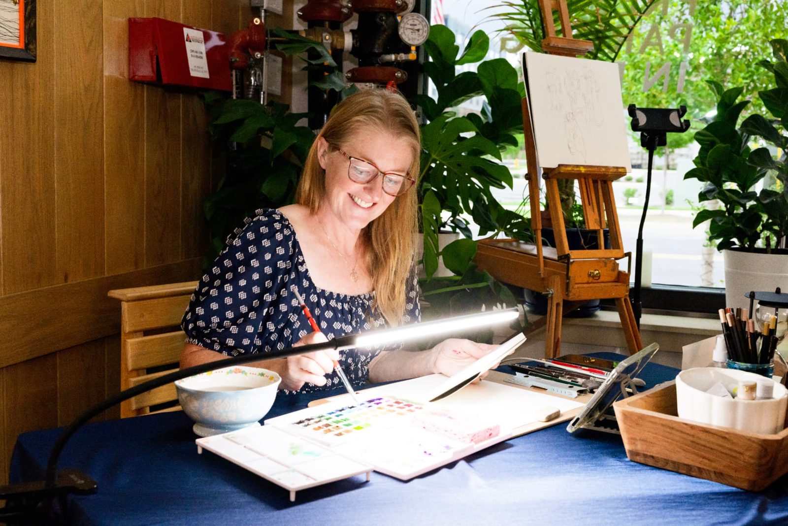 Live painter at an event